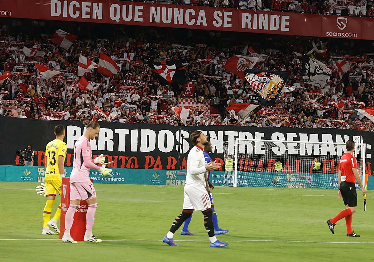 Los jugadores del Sevilla saltan a la hierba en el partido ante el Getafe