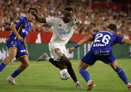 Sevilla y Getafe, dos de los equipos que más están sufriendo este año la regla 1+1, en su partido de este lunes