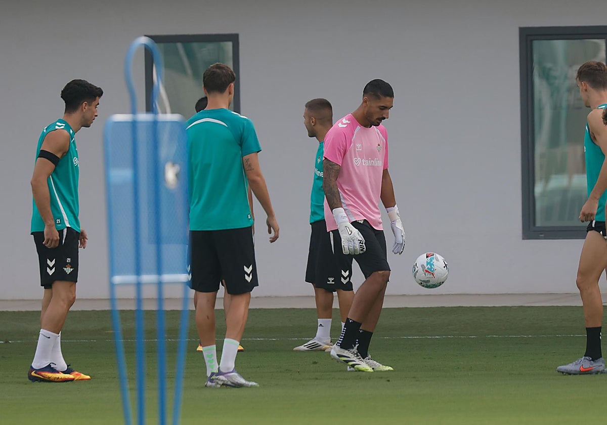 Álvaro Valles, junto a varios compañeros, en el entrenamiento de este martes