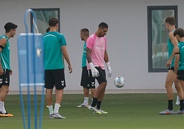 El golpe en la rodilla de Pau López acerca el debut oficial de Álvaro Valles