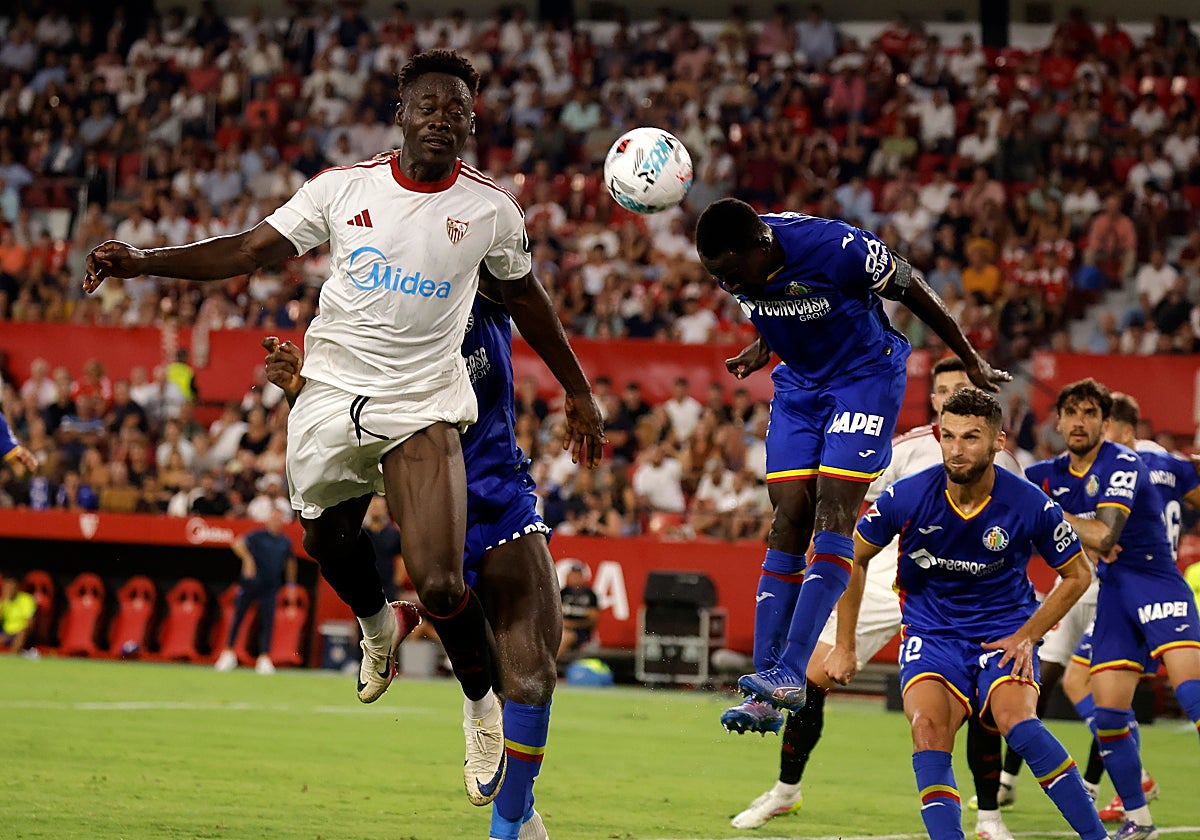 Akor Adams intenta un remate de cabeza en el partido ante el Getafe