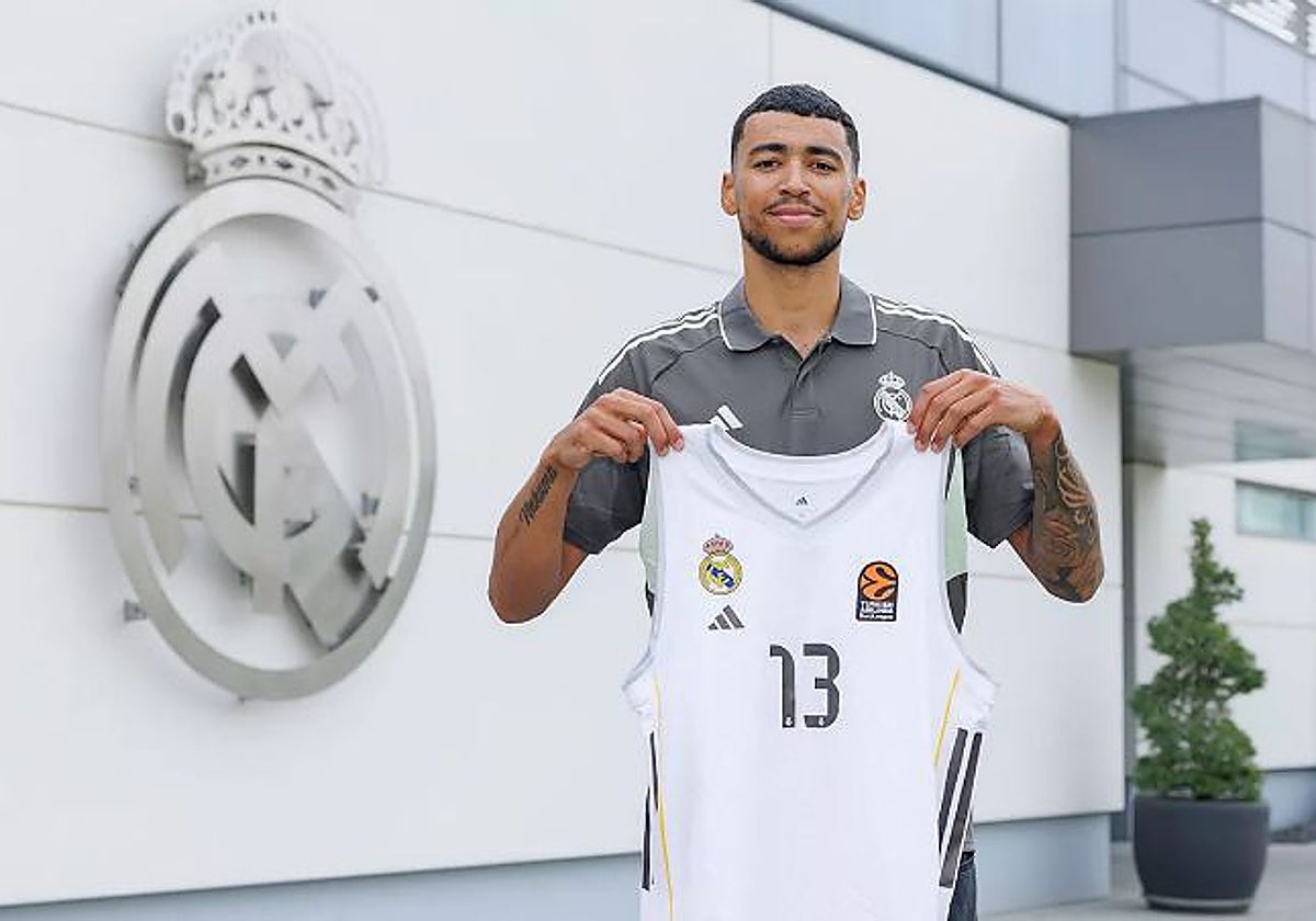 Izan Almansa, con la camiseta del Real Madrid en su presentación