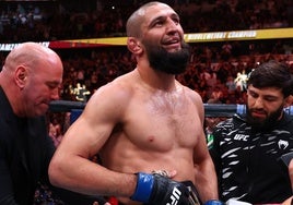 Khamzat Chimaev, con el cinturón de la UFC