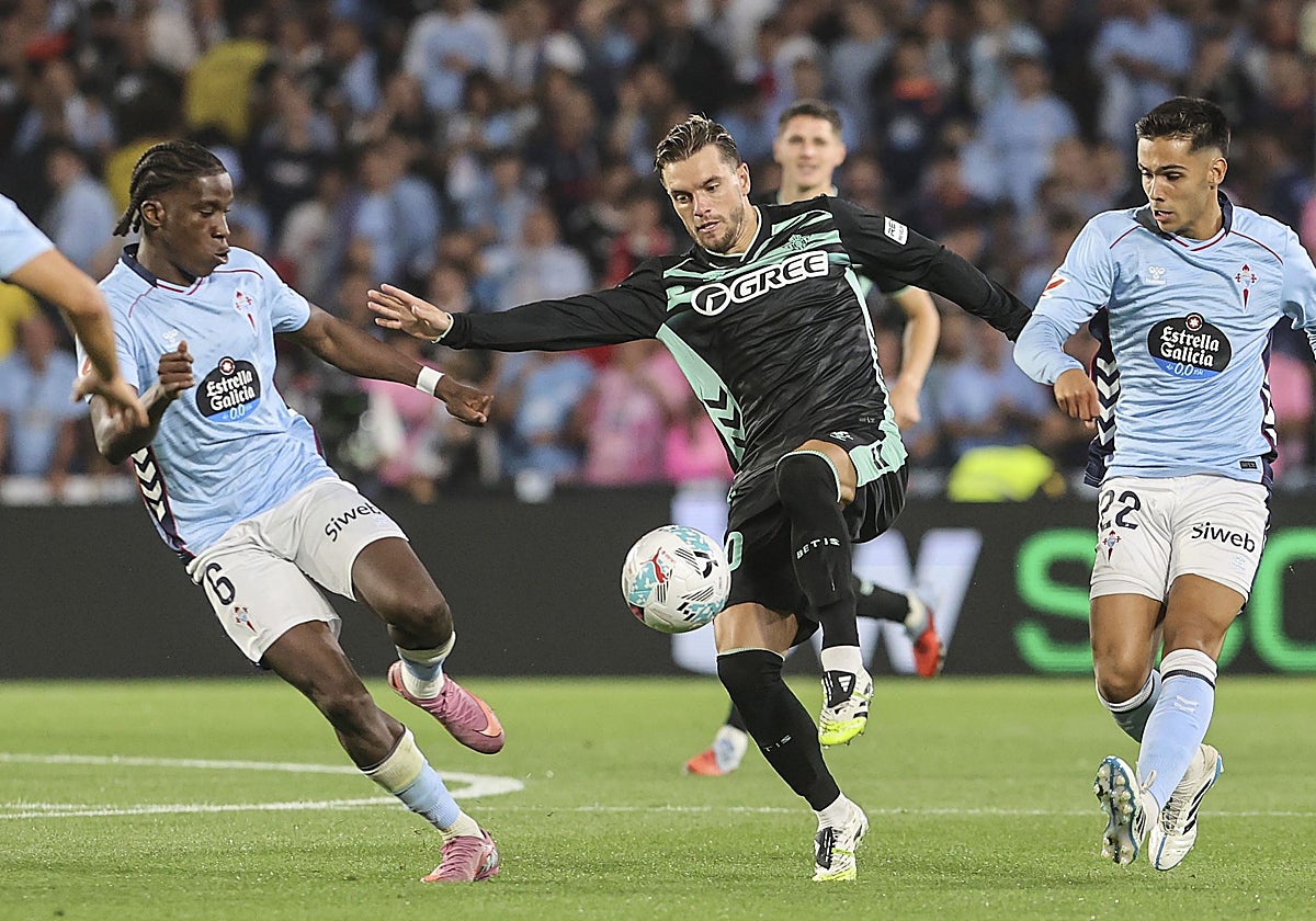 Lo Celso disputa un balón en el Celta-Betis de este miércoles
