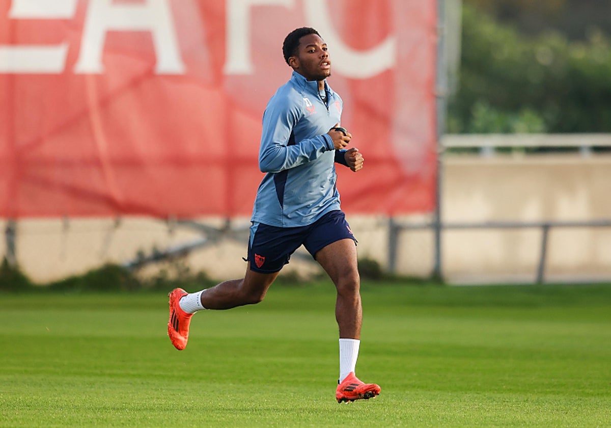 Stanis Idumbo, en la ciudad deportiva del Sevilla FC