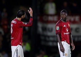 Bruno Fernandes discute con su compañero Kobbie Mainoo