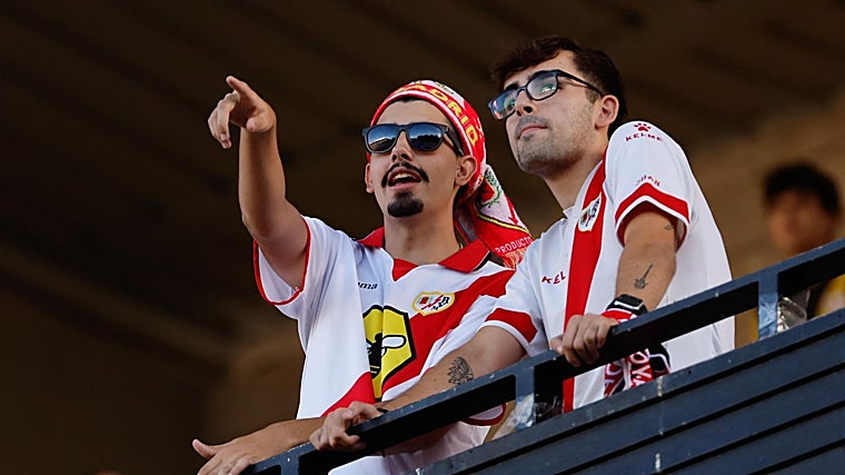 Aficionados rayistas en el Estadio de Vallecas