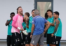 Marc Roca, Deossa y Llorente trabajan con el grupo para preparar el Betis - Athletic