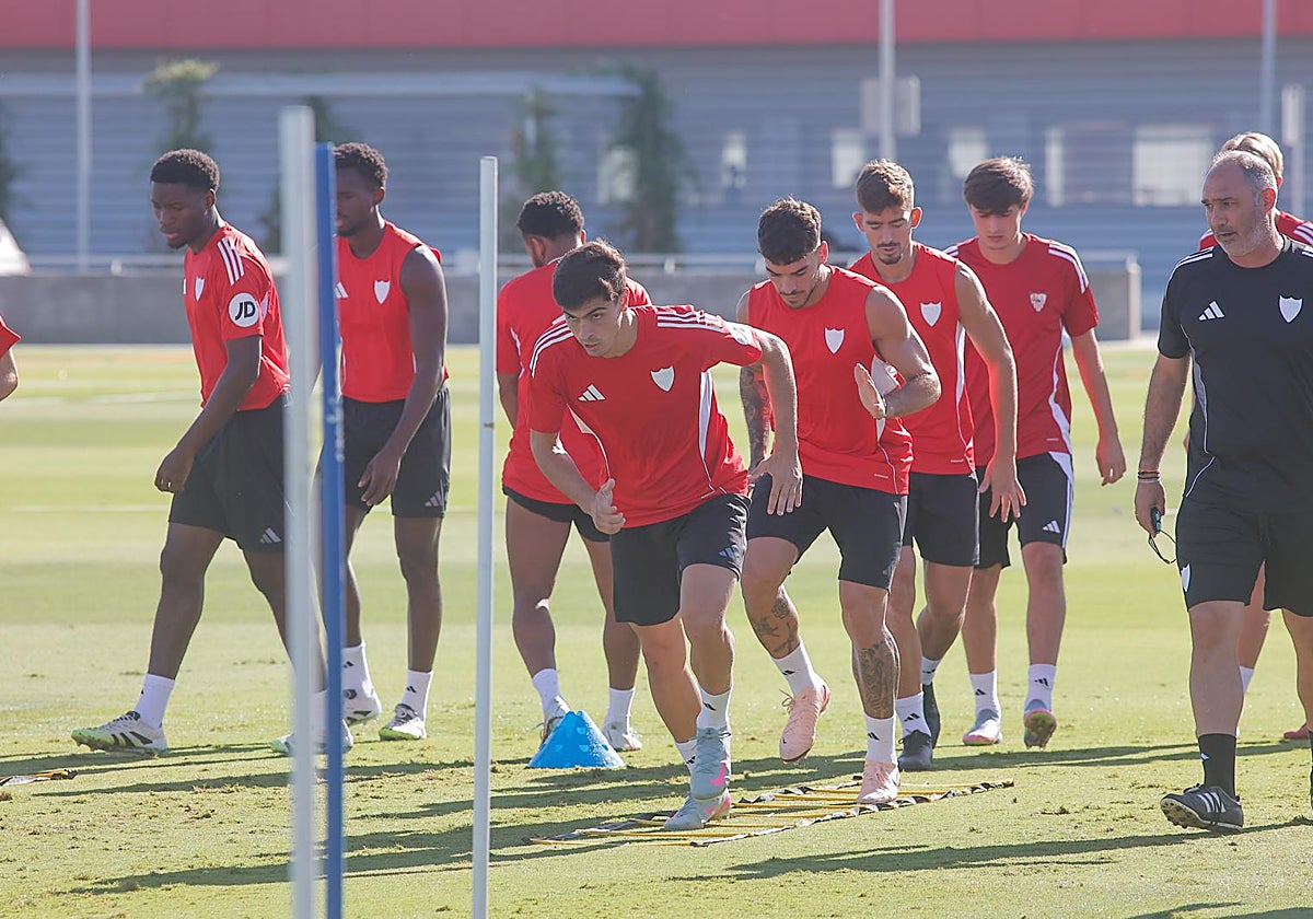 Los jugadores del Sevilla, en una sesión de entrenamiento previa a la visita al Girona en LaLiga