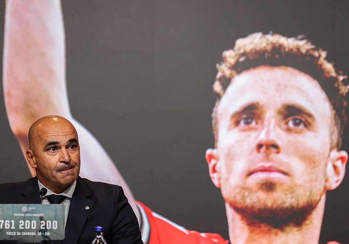 Roberto Martínez en su rueda de prensa con la imagen de Diogo Jota de fondo