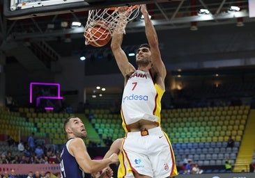 España aplasta a Bosnia y endereza el rumbo