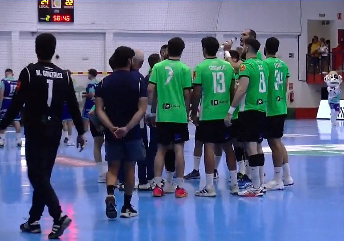 Los jugadores del BM Proin Sevilla, en el transcurso de la final en Puente Genil