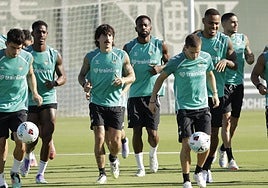 Bellerín, novedad con el grupo a 24 horas del Betis-Athletic