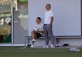 Visita de Guardado en el entrenamiento del Betis