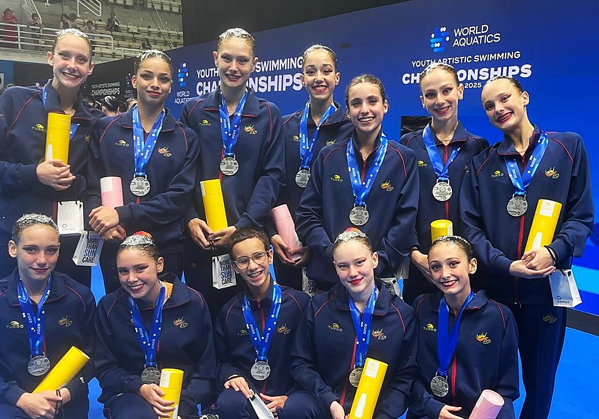 El equipo infantil español de natación artística, subcampeón del mundo en Atenas