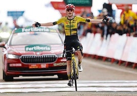 Hermosa sorpresa de Vingegaard en el diluvio de Valdezcaray