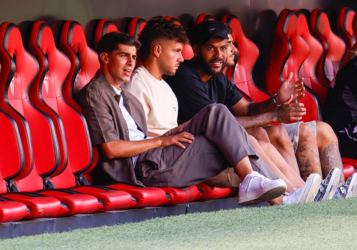 Álvaro Fernández, entre Juanlu y Marcao, en el banquillo del Sevilla FC