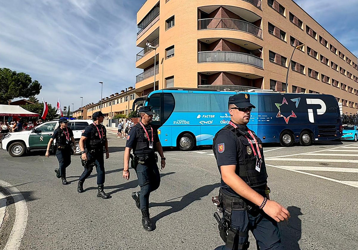 El equipo Israel, con escolta en una salida de etapa