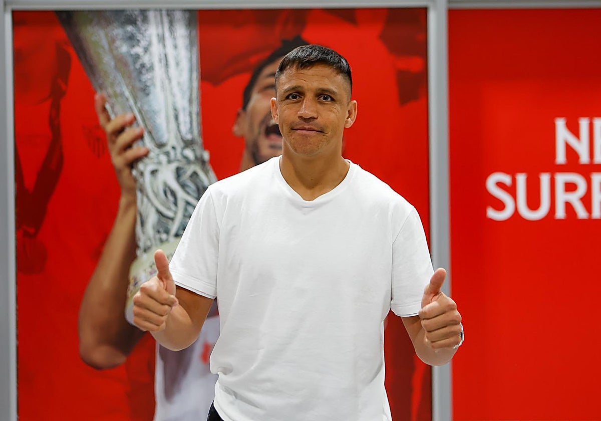 Alexis Sánchez, a su llegada al aeropuerto de Sevilla