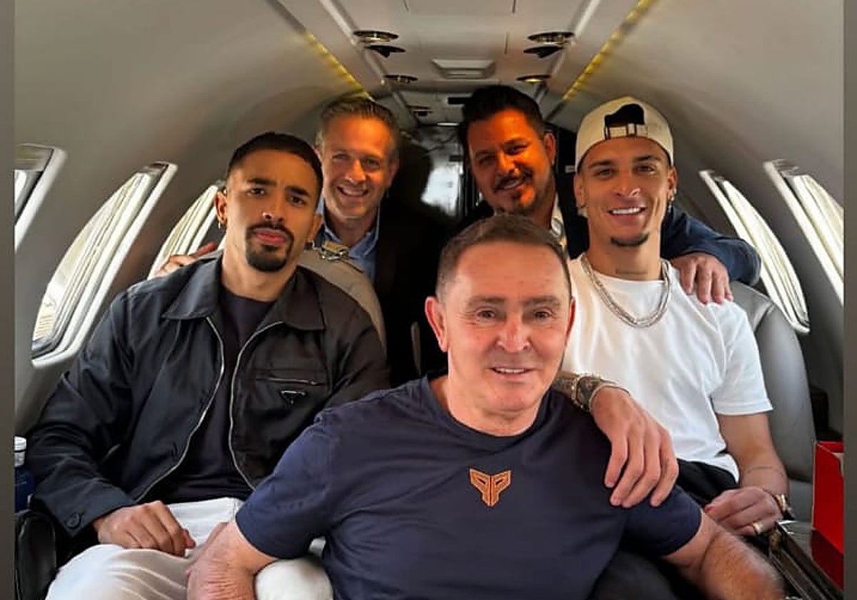 Antony, en el vuelo con sus agentes