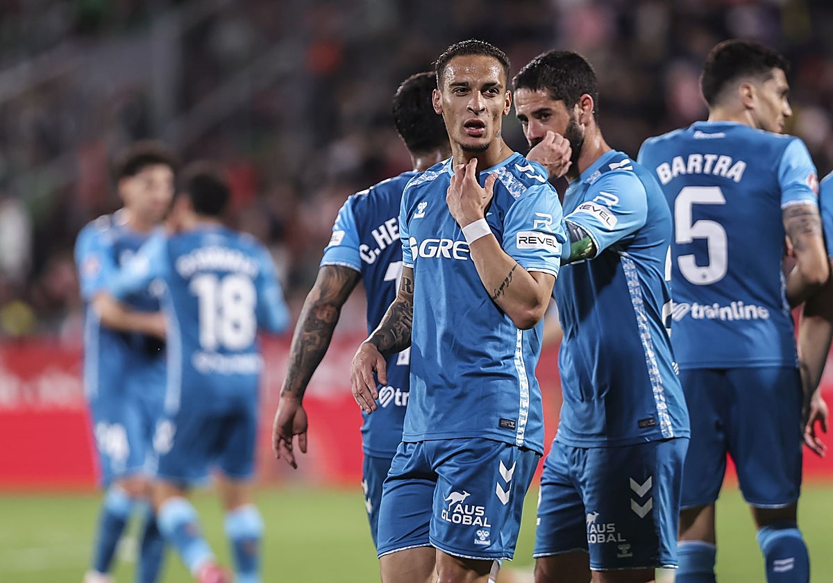 Antony, junto a Isco, en el Girona-Betis de LaLiga 24-25