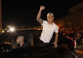 Antony ya está en Sevilla y desata la locura en el beticismo