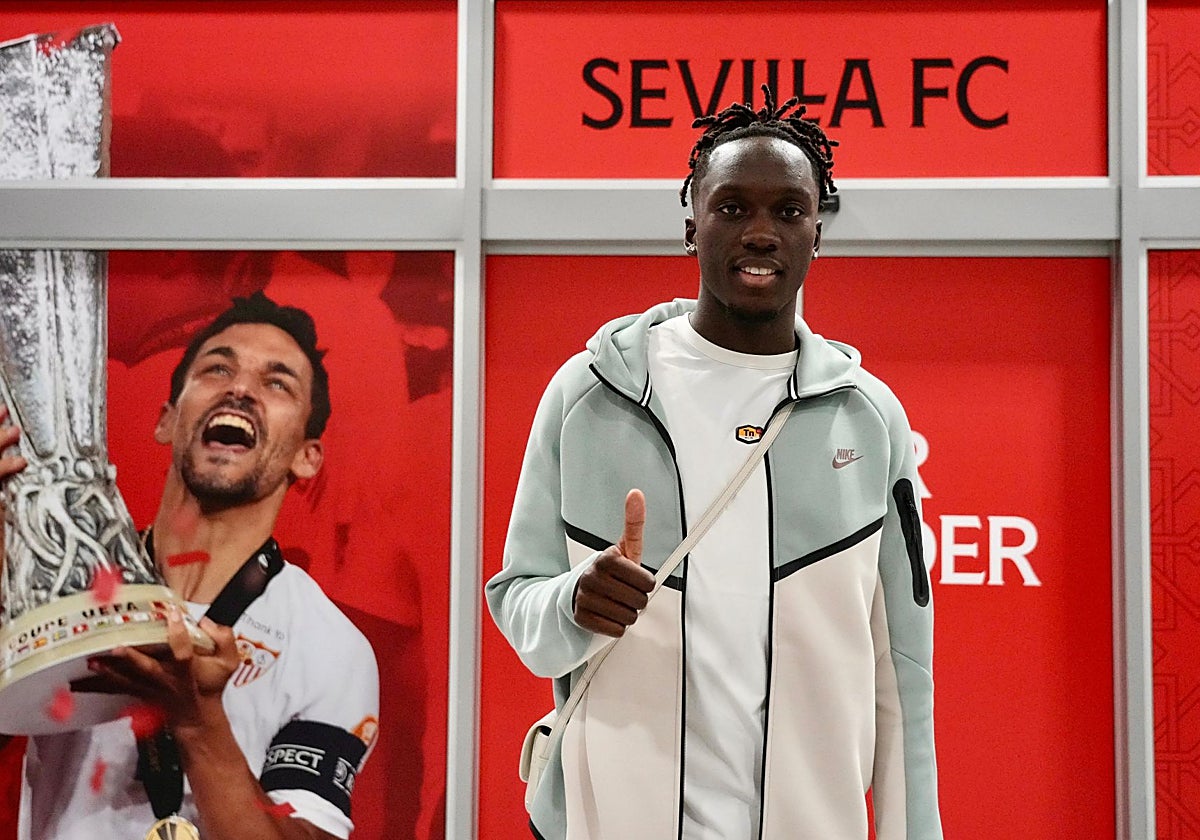 Batista Mendy, a su llegada al aeropuerto de Sevilla