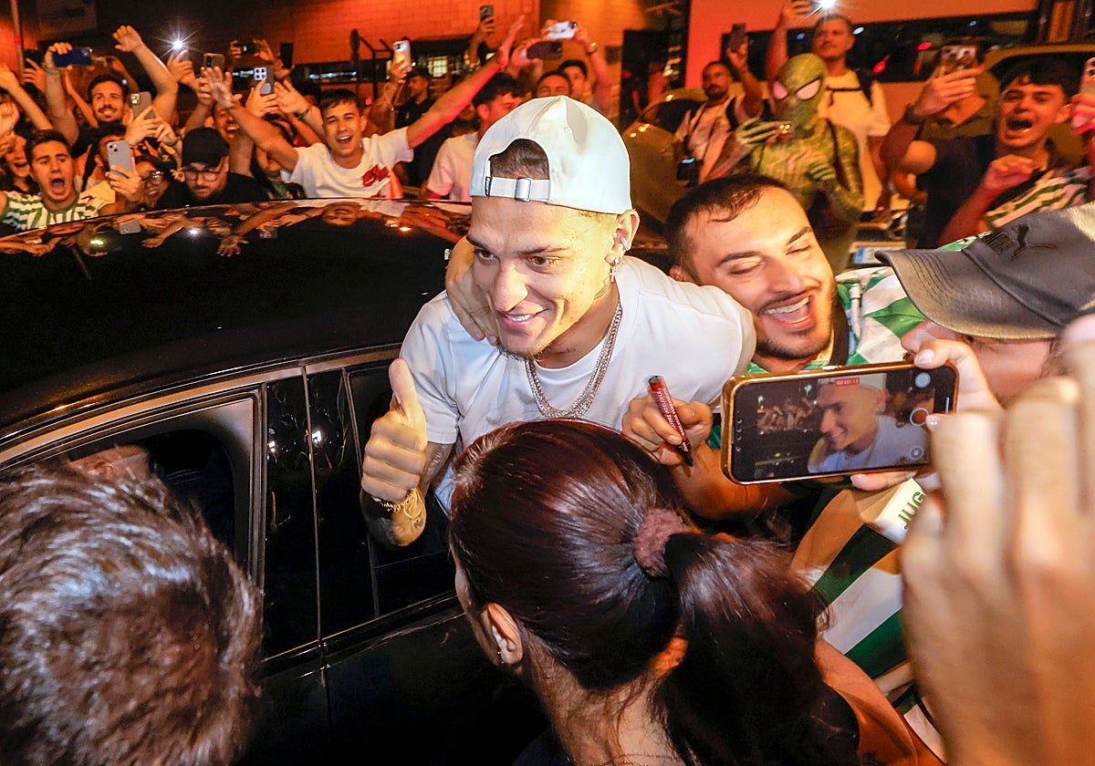 El brasileño Antony, a su llegada al aeropuerto