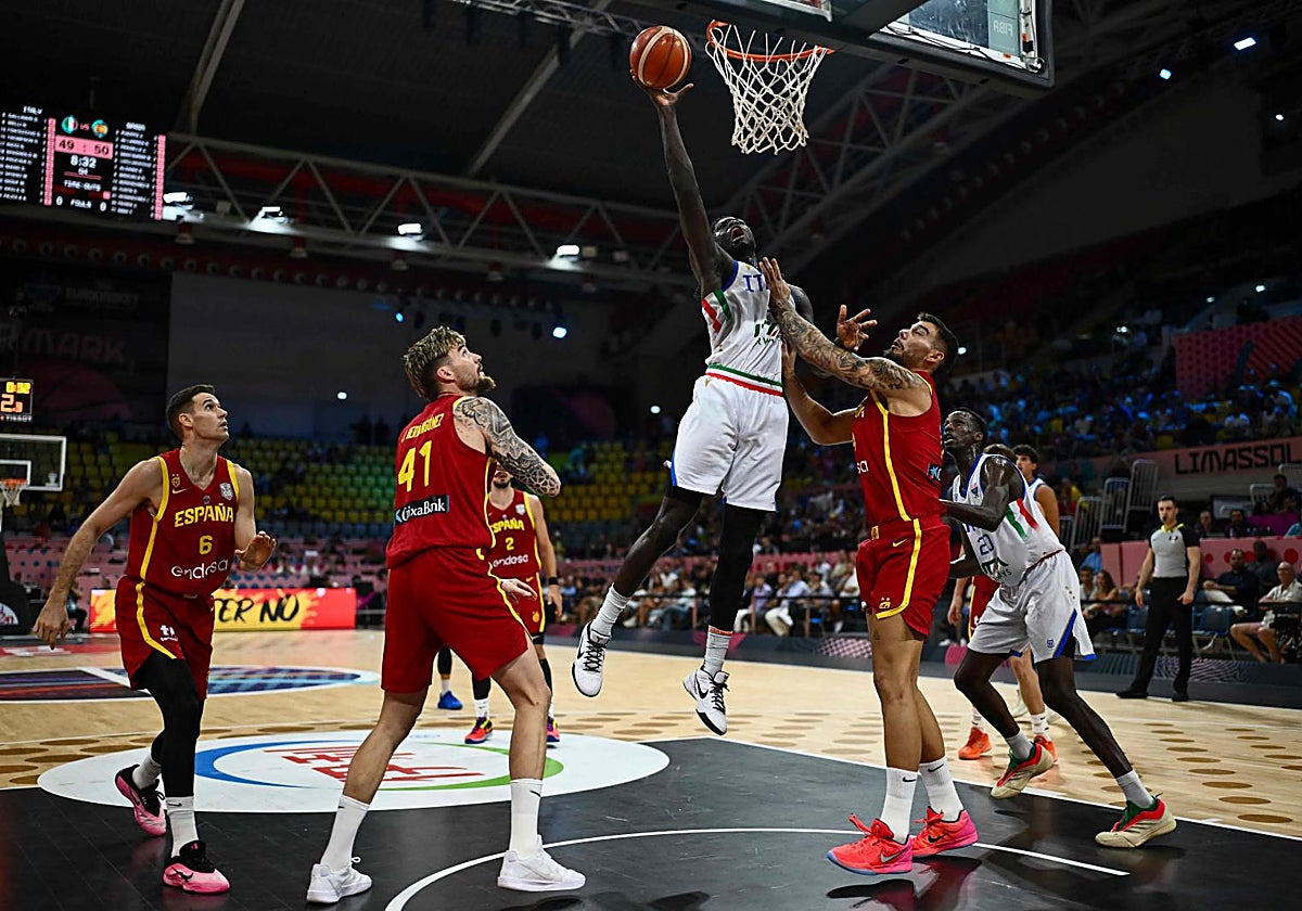 Diouf lanza a canasta en presencia de los Hernangómez