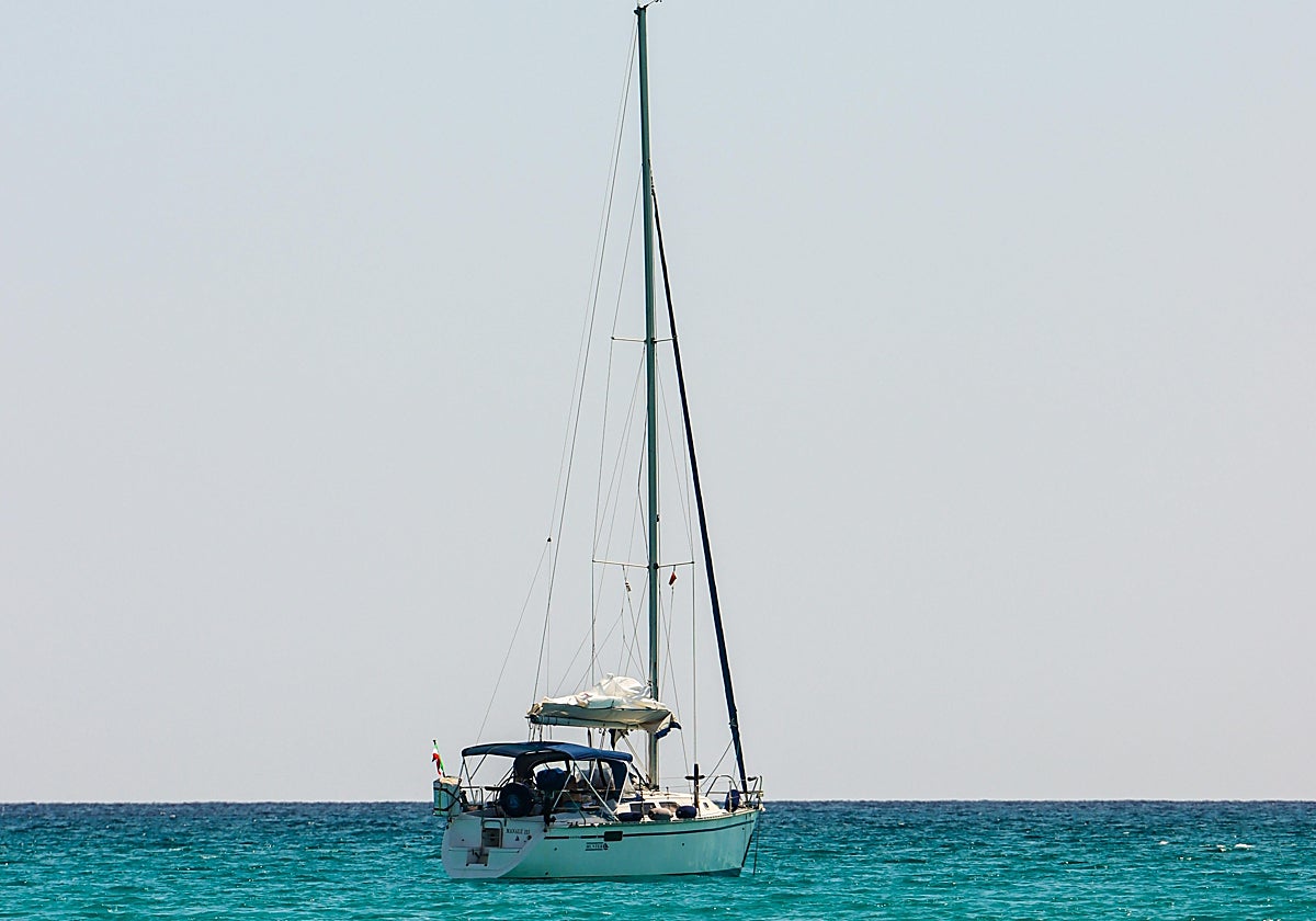 Un velero en aguas de Cerdeña