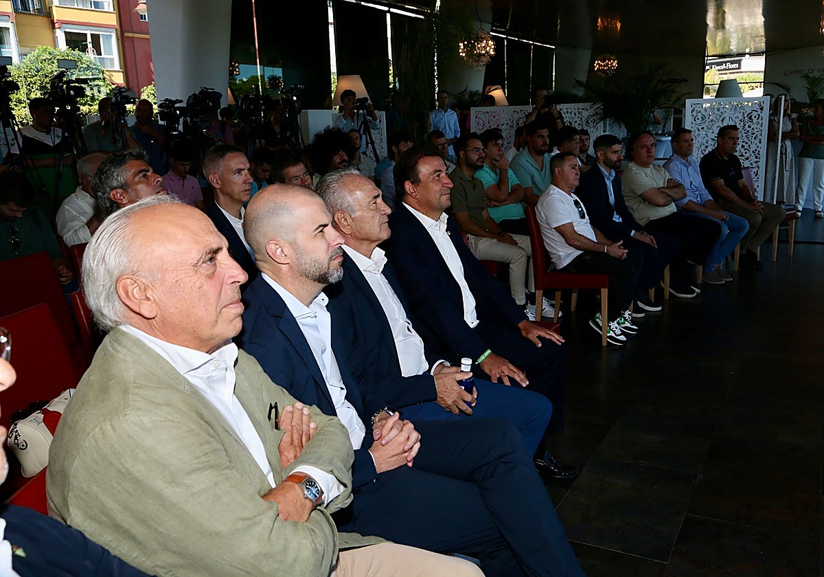 Dirigentes del Betis durante la presentación de Antony