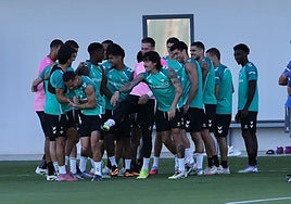 Antony recibe el cariño de sus compañeros en su vuelta a los entrenamientos con el Betis
