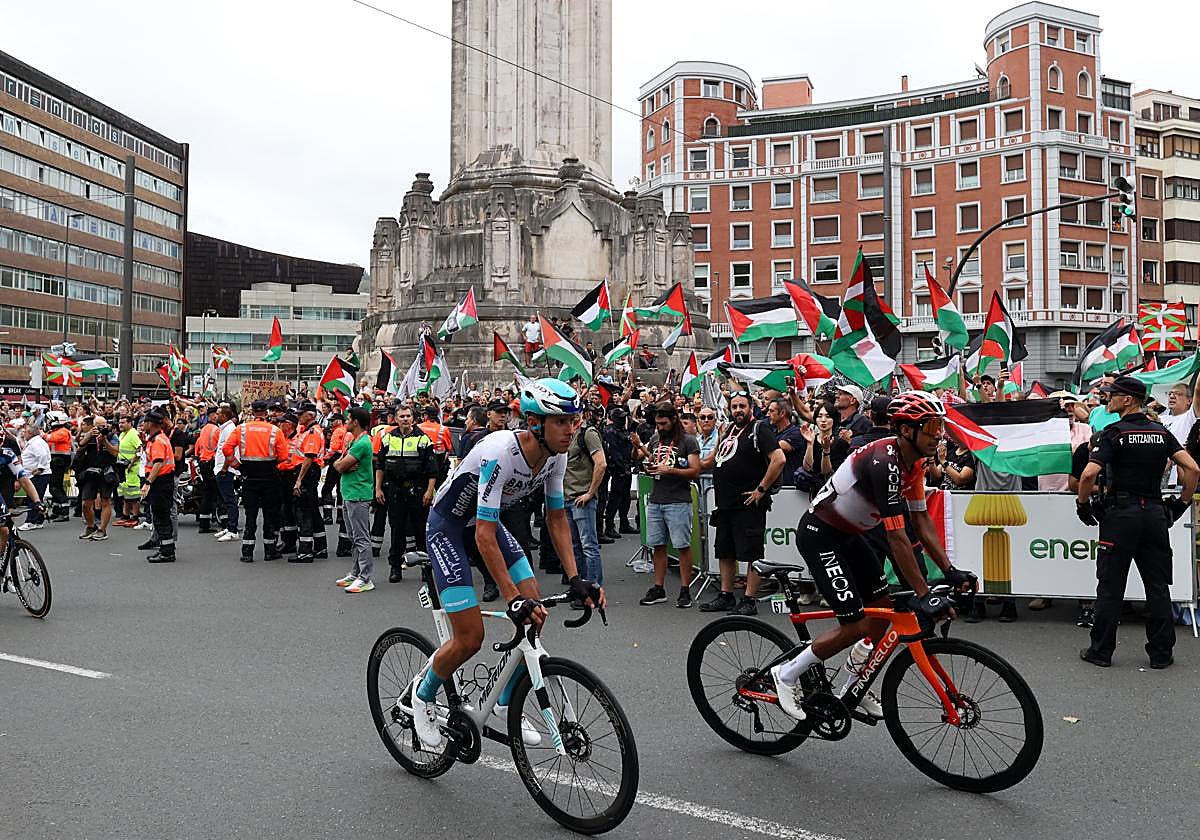 Manifestantes pro Palestina en la meta de Bilbao