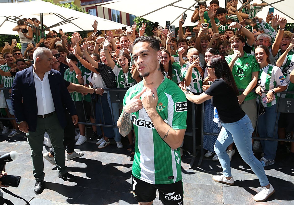 Antony posa en la puerta de Abades y con cientos de aficionados en la calle Betis