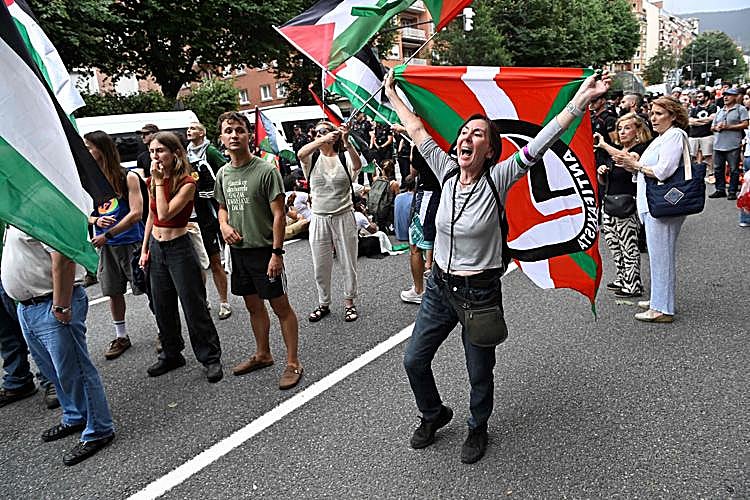 Manifestantes pro Palestina en la meta de Bilbao