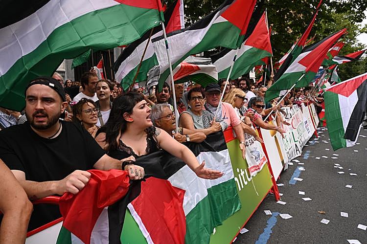 Manifestantes pro Palestina en la meta de Bilbao