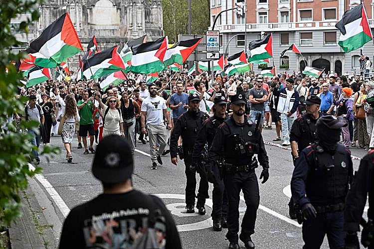 Manifestantes pro Palestina en la meta de Bilbao