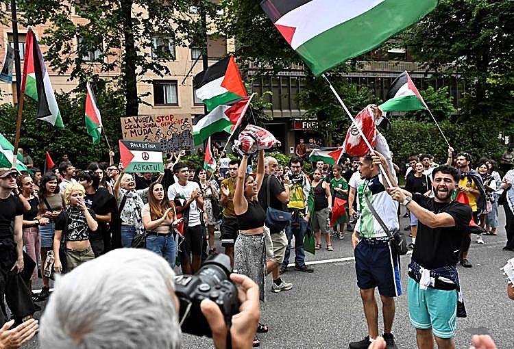 Manifestantes pro Palestina en la meta de Bilbao