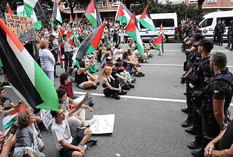 Manifestantes pro Palestina en la meta de Bilbao