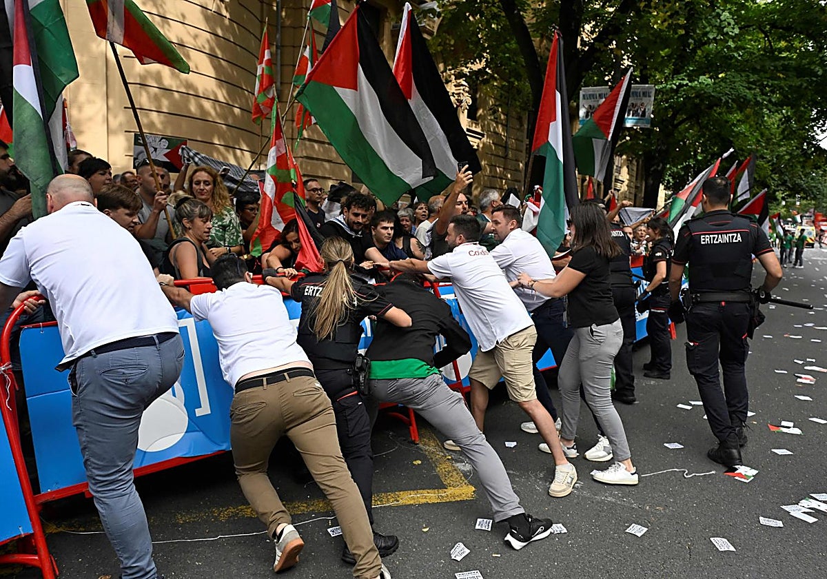 Manifestantes pro Palestina en la meta de Bilbao