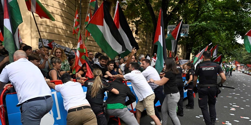 Los manifestantes pro Palestina revientan la Vuelta en Bilbao