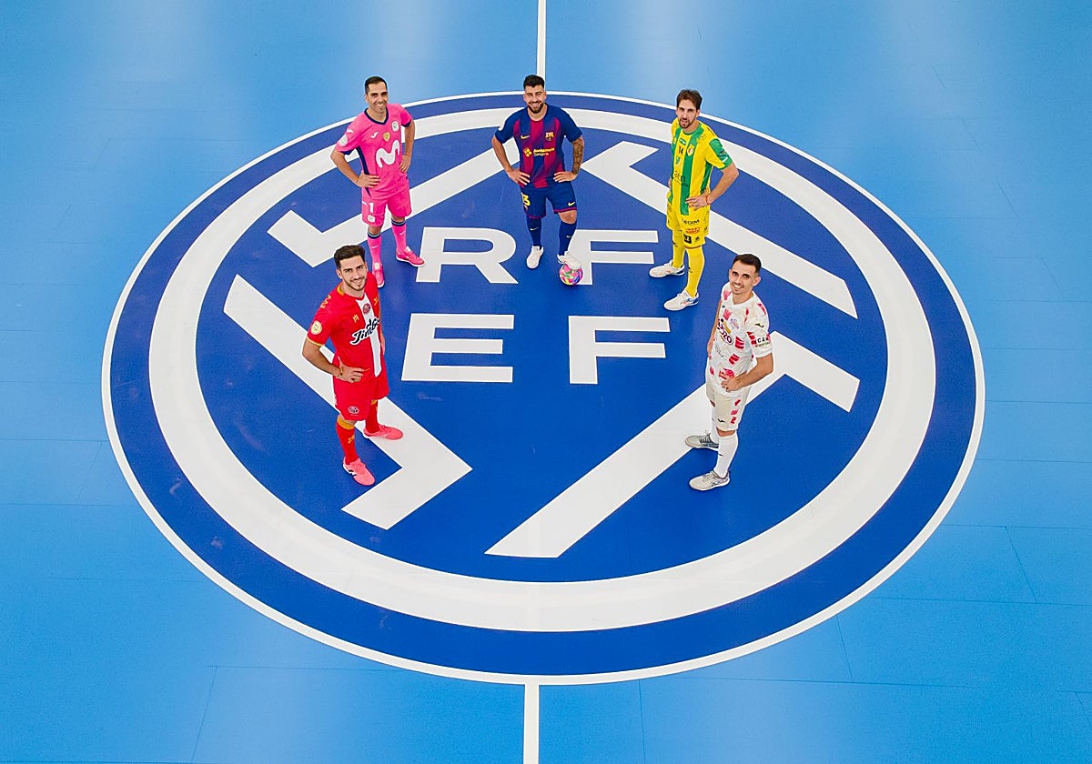 Jugadores de Jimbee Cartagena, Movistar Inter, Barcelona, Jaén Paraíso Interior y ElPozo Murcia posan con la nueva superficie