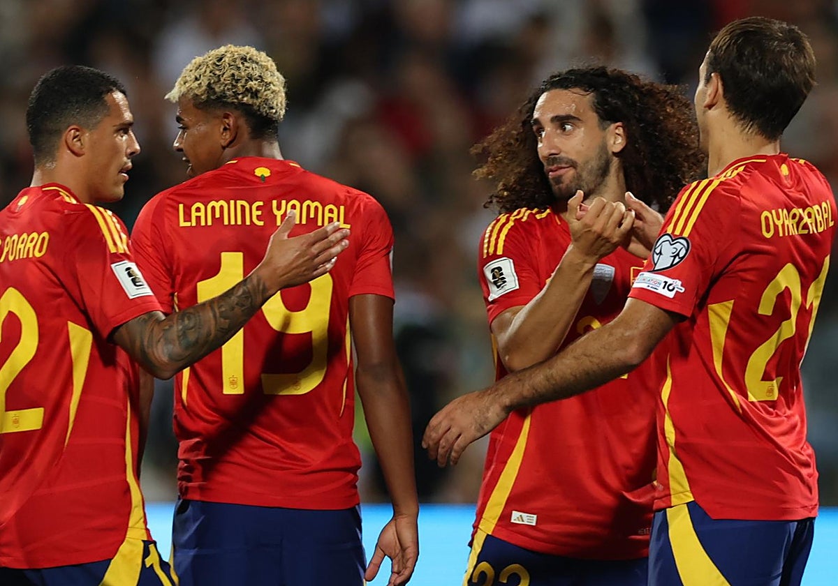 Los jugadores españoles celebran el 0-2, marcado por Cucurella