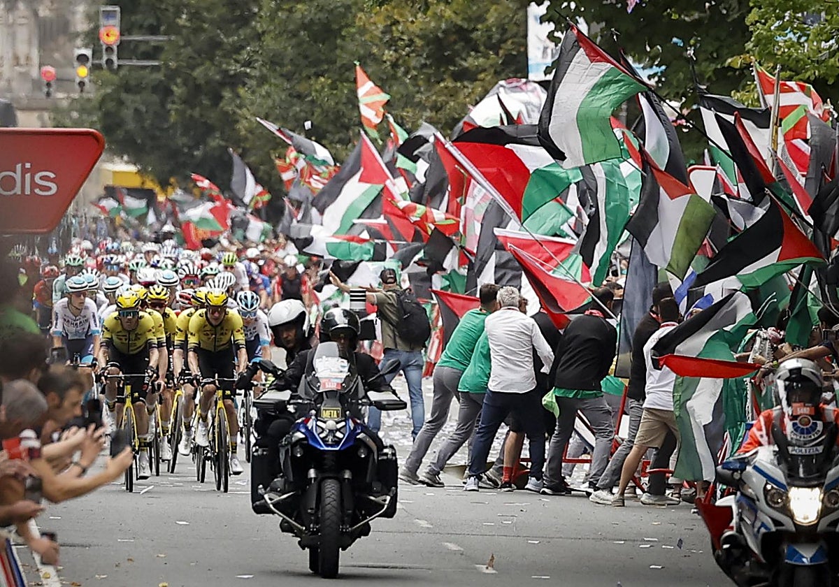 Manifestación al paso de los ciclistas en la meta de Bilbao