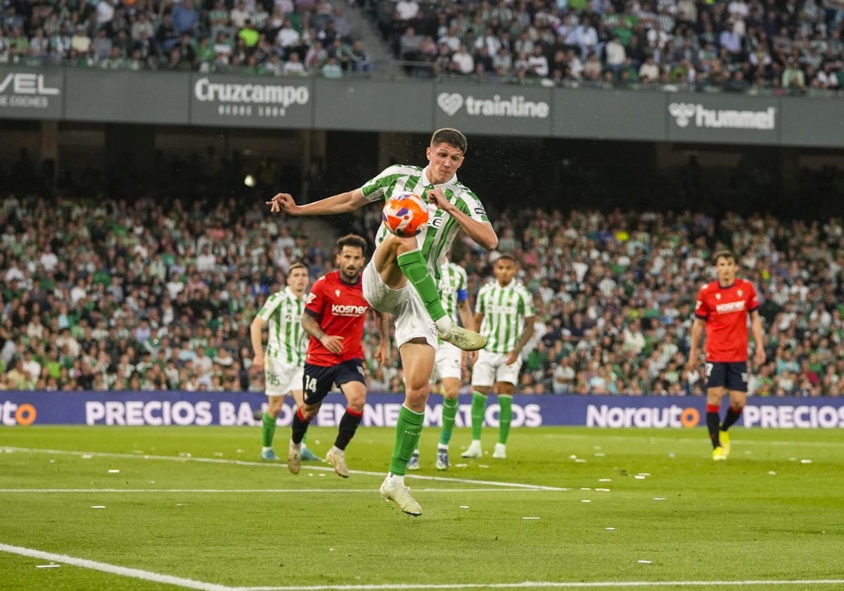 Altimira, durante el Betis-Osasuna de LaLiga 24-25