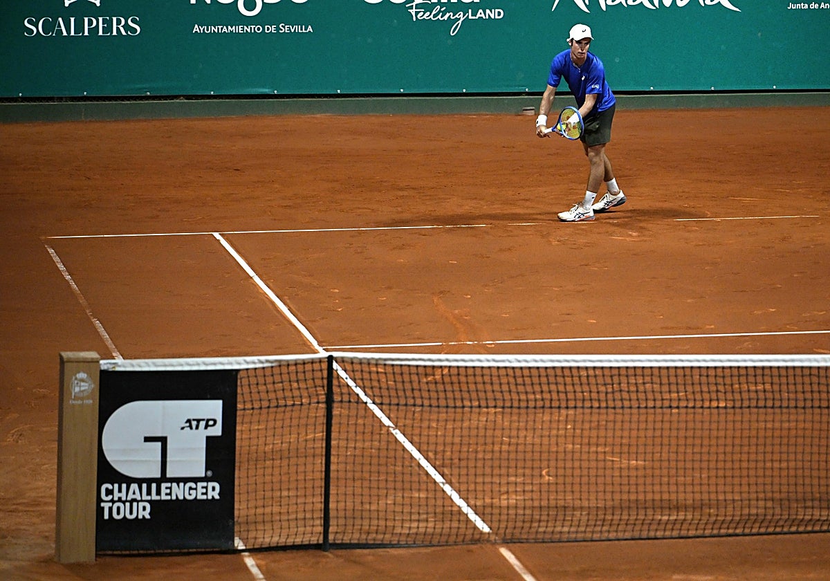 El lituano Vilius Gaubas, cuartofinalista de la Copa Sevilla 2025, durante un partido en el torneo
