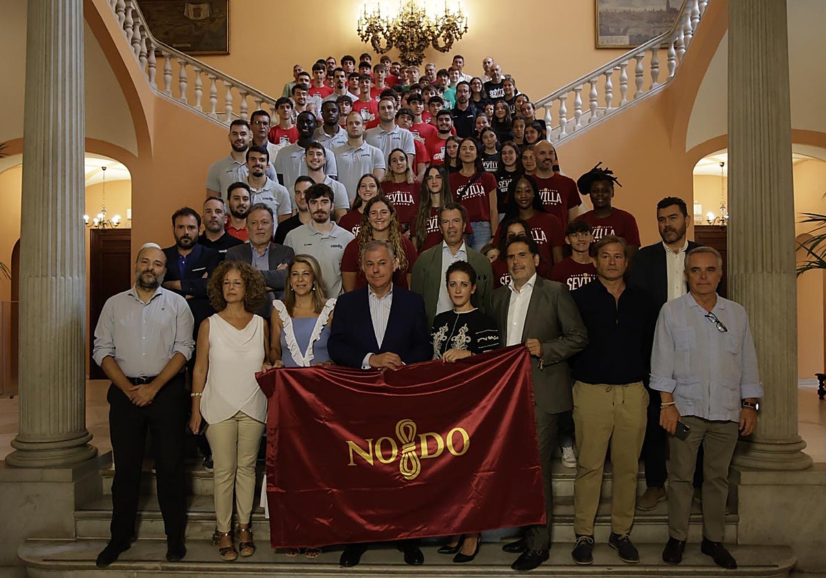 Foto de familia del Caja 87 y el CB Sevilla Femenino con José Luis Sanz en el Ayuntamiento de Sevilla