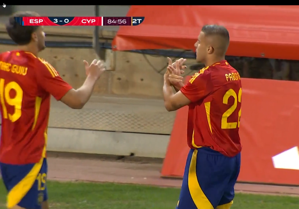 Pablo García celebra su gol con la sub 21
