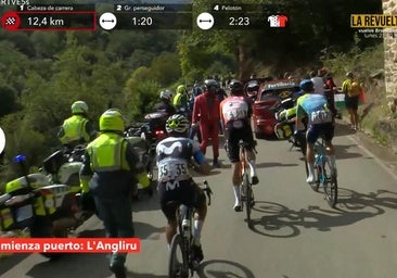 Una protesta pro-Palestina interrumpe La Vuelta en plena subida a L'Angliru