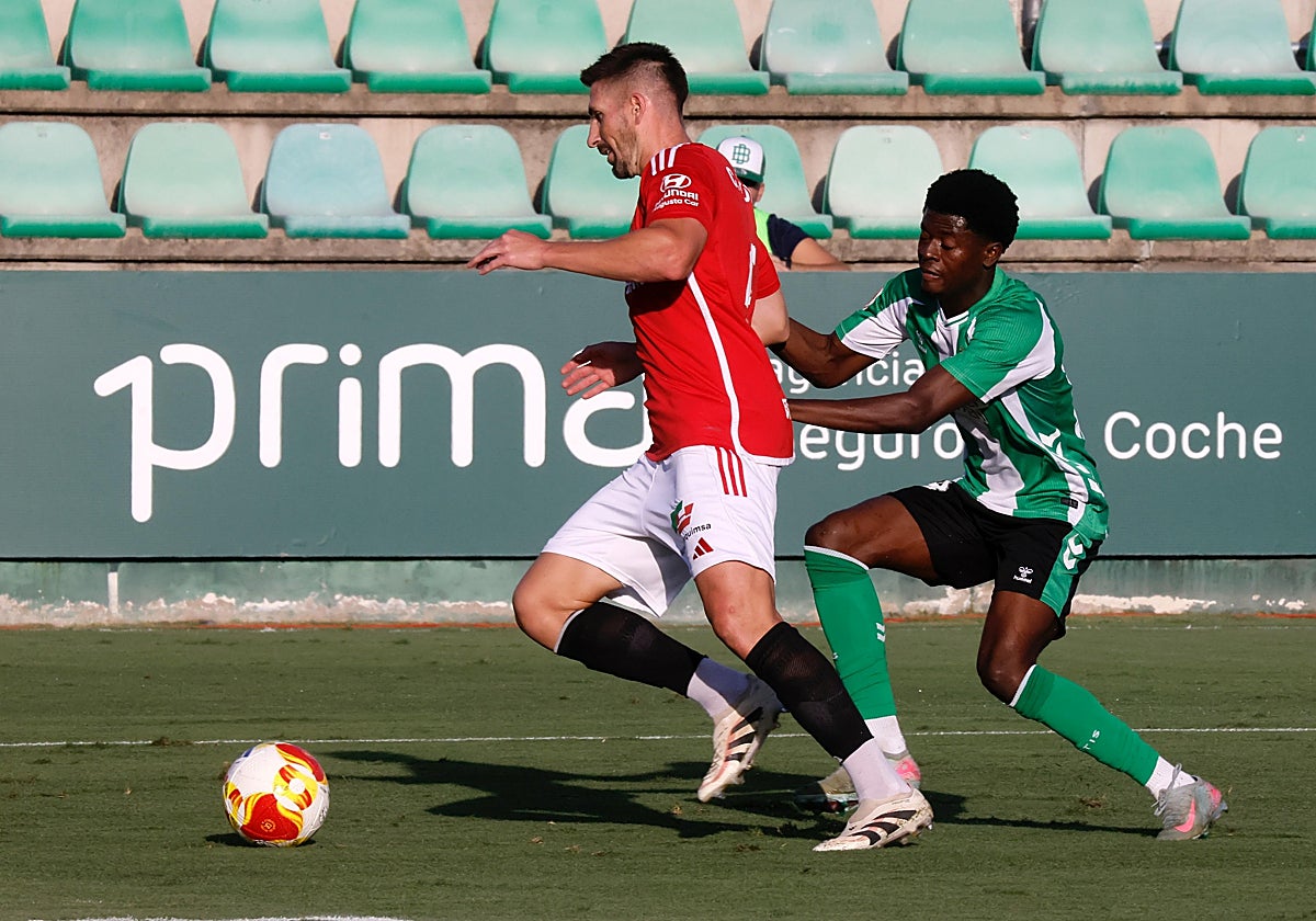 Lance del encuentro entre el Betis Deportivo y el Nástic de Tarragona